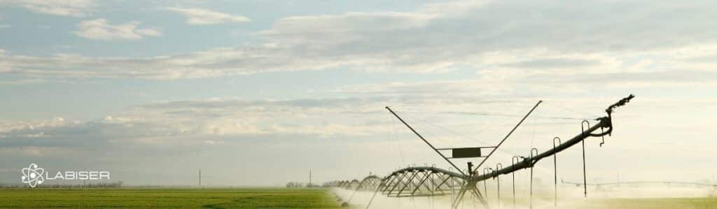 empleando agua para riego en un cultivo